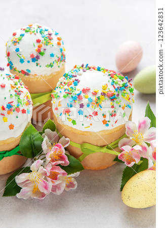 Easter cakes decorated with colorful sprinkles and spring flowers Easter cakes decorated with colorful sprinkles and spring flowers 123642831