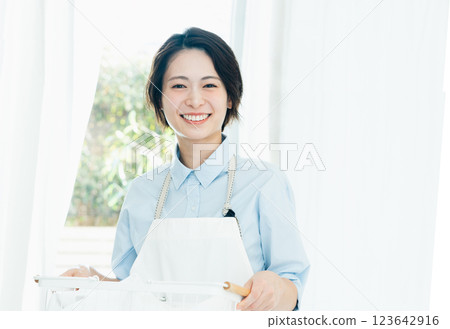 拿著洗衣籃的婦女 123642916
