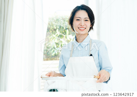 拿著洗衣籃的婦女 123642917