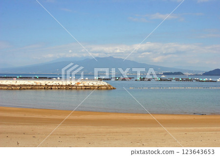 淡島附近寧靜的海景，水產養殖圍欄漂浮於其上 123643653