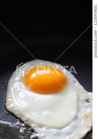 Cooking fried eggs 123643681