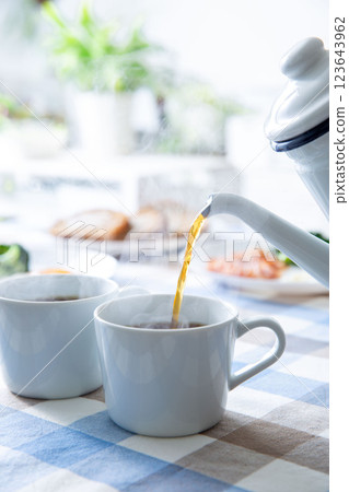 在早餐桌上倒咖啡 123643962