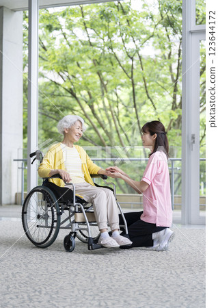 Senior women and nursing staff 123644172