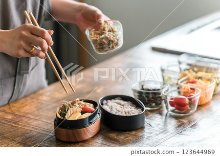 一位女士的手在廚房裡打包午餐盒（相妻便當） 123644969
