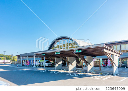 Roadside Station Futatsui Kimimachi no Sato - Arched roof that connects to Yoneshiro River and Shichizayama - Arch truss - Wooden architecture 123645009