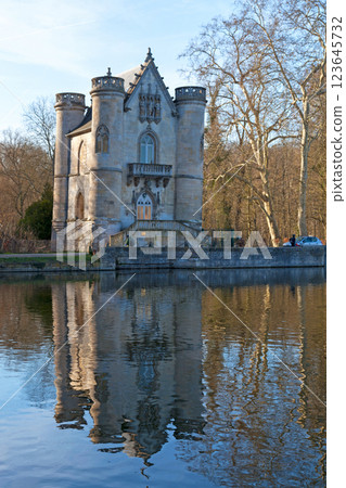 The White Queen's Castle on the edge of the Commelles ponds 123645732