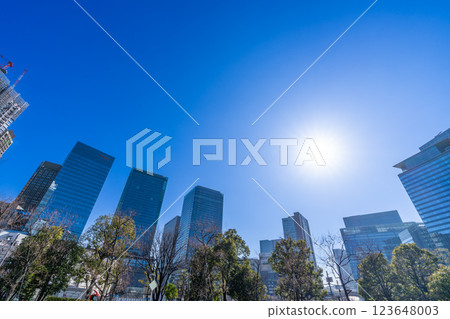 被正在重建的建築物包圍的梅田城市景觀 123648003