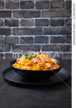 hot smoked salmon kedgeree in a black bowl 123648059