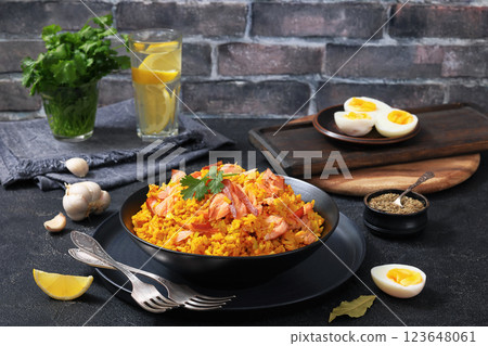 hot smoked salmon kedgeree in a black bowl 123648061