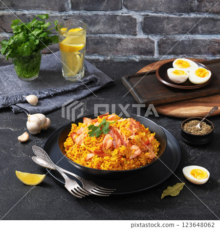 hot smoked salmon kedgeree in a black bowl hot smoked salmon kedgeree in a black bowl 123648062