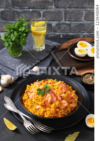 hot smoked salmon kedgeree in a black bowl hot smoked salmon kedgeree in a black bowl 123648064