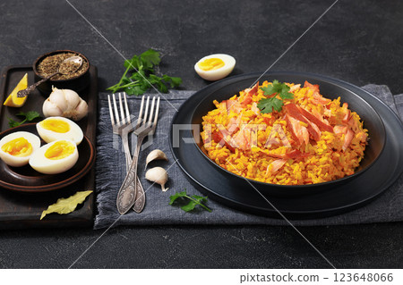hot smoked salmon kedgeree in a black bowl hot smoked salmon kedgeree in a black bowl 123648066