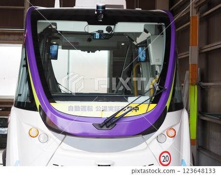 self-driving bus 123648133