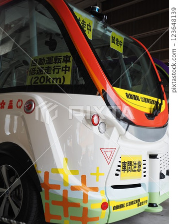 self-driving bus 123648139