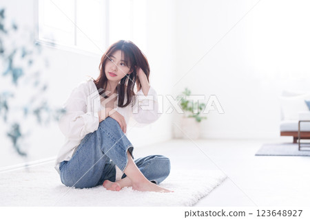 A young woman with a smile 123648927