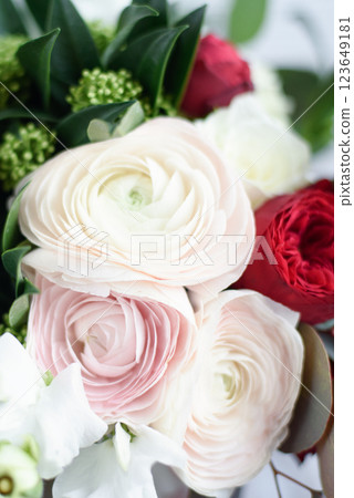 Mother Day greeting card. delicate bouquet featuring white, pink, and red ranunculus flowers creating romantic floral arrangement. Flowers gift for Women Day. Valentine's Day. March 8th. spring banner 123649181