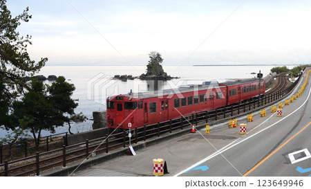 Amaharashi Coast and Himi Line train Amaharashi Coast and Himi Line train 123649946