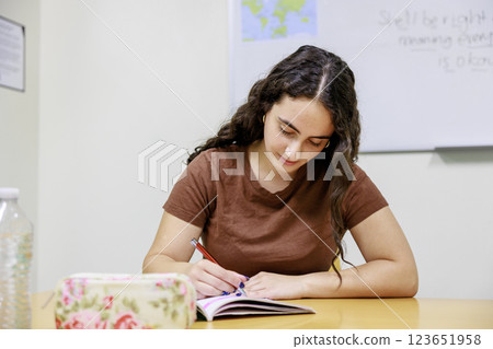 Latin girl studying 123651958