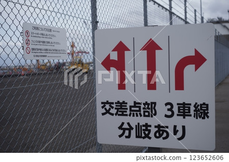 停車場內安裝的標誌 123652606