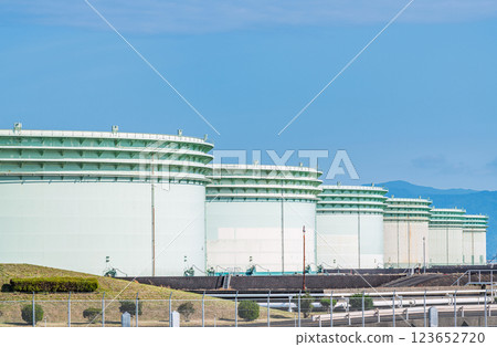 儲油基地的大油箱 123652720