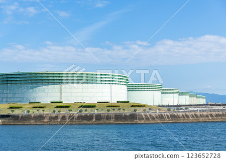 儲油基地的大油箱 儲油基地的大油箱 123652728