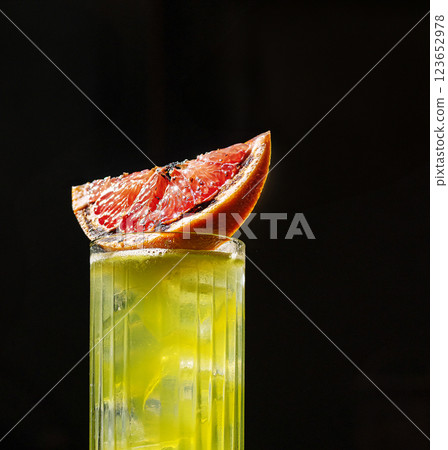 Refreshing green cocktail with a citrus slice at a bar 123652978