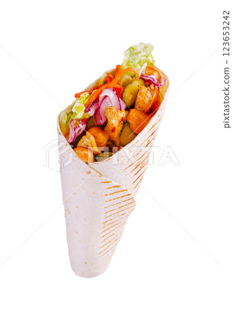 Delicious wrap filled with fresh vegetables and chicken pieces 123653242