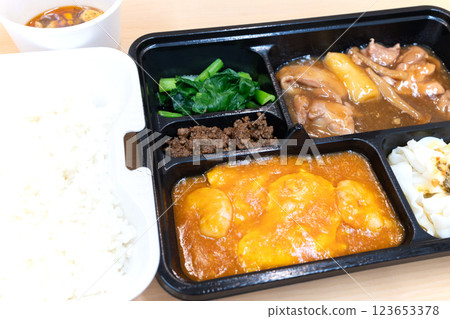 Delicious Chinese bento, chili shrimp and chicken dishes 123653378