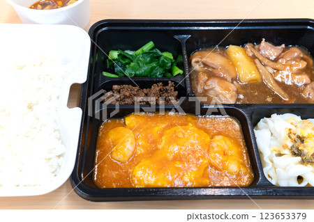 Delicious Chinese bento, chili shrimp and chicken dishes 123653379