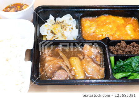 Delicious Chinese bento, chili shrimp and chicken dishes Delicious Chinese bento, chili shrimp and chicken dishes 123653381