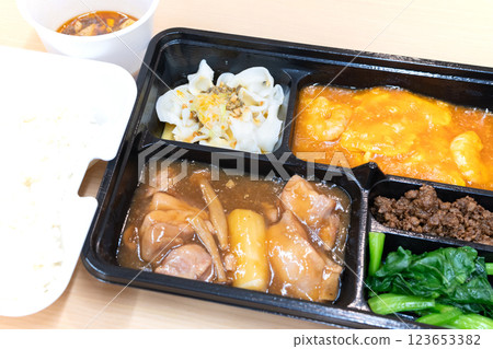 Delicious Chinese bento, chili shrimp and chicken dishes Delicious Chinese bento, chili shrimp and chicken dishes 123653382