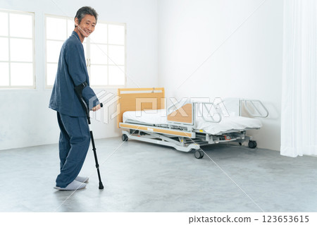 走與藤莖的老人 123653615