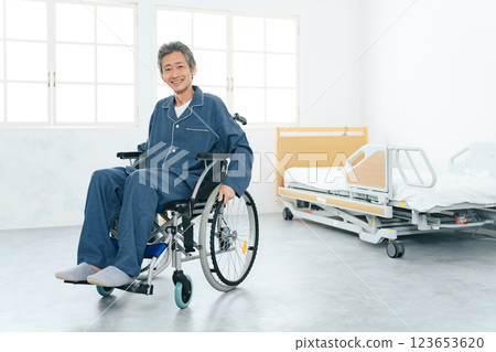 坐輪椅的微笑老人 123653620