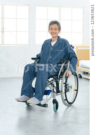 坐輪椅的微笑老人 123653621