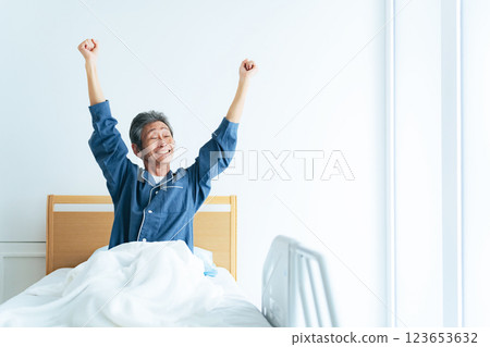 老人在床上醒來神清氣爽 123653632