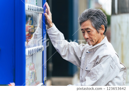 A worker who manages a vending machine A worker who manages a vending machine 123653642