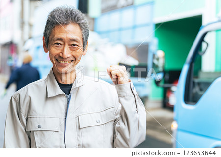 Senior man doing a guts pose in the city 123653644