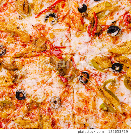 Delicious pizza topped with chicken, olives, and peppers 123653719