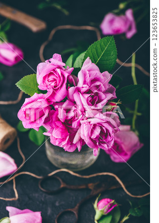 Bouquet of small pink garden roses 123653825