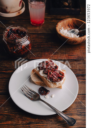 Toast with homemade sun-dried tomatoes and cream cheese on a plate 123653972
