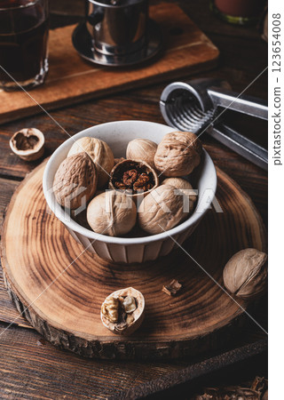 Walnuts in bowl and nutcracker 123654008