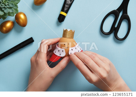 DIY Easter Egg King. Step-by-step instructions. Step 10. Attach the royal robes to the eggshell with glue. 123655171