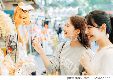 一位女士（朋友）在奈良逛紀念品商店 123655456