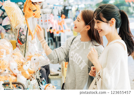 一位女士（朋友）在奈良逛紀念品商店 123655457