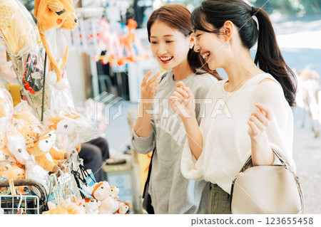 一位女士（朋友）在奈良逛紀念品商店 123655458