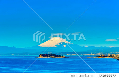 從湘南/葉山望去的江之島和富士山 從湘南/葉山望去的江之島和富士山 123655572