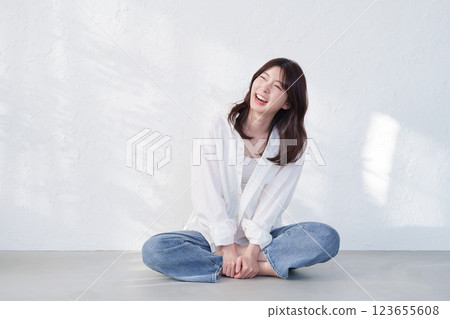 年輕的女士 123655608