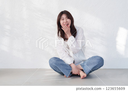 年輕的女士 123655609