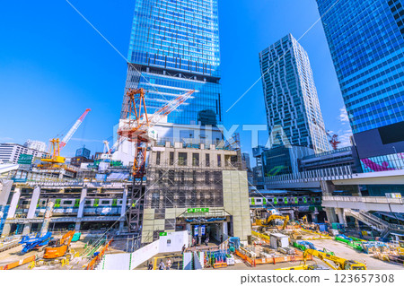 Tokyo cityscape in Japan: The mysterious pillar surrounding the building is solidified and the ground is laid down... Goodbye, Shibuya Station West Exit... To a new era = March 2, 2025 123657308