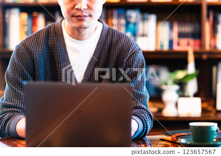 在家工作的男人，沒有臉 123657567